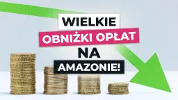 Stosy monet i zielona strzałka w dół na tle napisu "Wielkie obniżki opłat na Amazonie!".