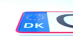 Fragment duńskiej tablicy rejestracyjnej z literami DK i gwiazdkami UE.