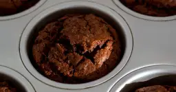 Czekoladowe muffinki z serem to słodka niespodzianka dla łasuchów!