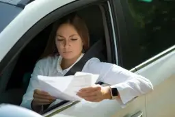 Ile mandatu za parkowanie na zakazie? Sprawdź, jak uniknąć kar