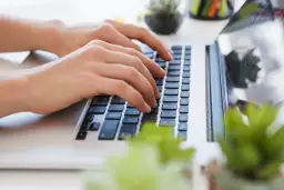 Czym są nielegalne platformy rozrywkowe online