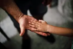 Inspirujące cytaty o pomaganiu: moc altruizmu i empatii