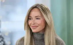 Joanna Przetakiewicz, wiek nie gra roli, gdy ma się taki uśmiech. Długie blond włosy, szary golf.
