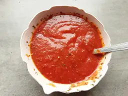Domowy sos do pizzy jak z pizzerii, gęsty, pomidorowy, z ziołami. Idealny na każdą pizzę!