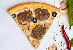 Kawałek pizzy z mięsem mielonym, pieczarkami i oliwkami na jasnym tle.