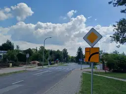 Znak "ustąp pierwszeństwa" i znak informujący o zakazie wyprzedzania. Pamiętaj, że masz obowiązek zachować bezpieczny odstęp od omijanego pojazdu.