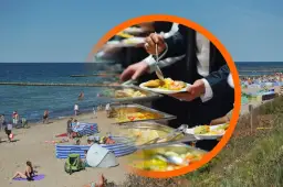 Plaża w Polsce z ludźmi odpoczywającymi nad morzem i bufetem all inclusive.