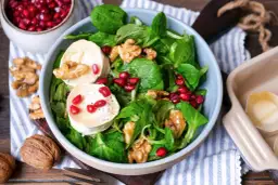 Feldsalat mit Ziegenkäse, Granatapfelkernen und Walnüssen – ein festlicher Genuss, der perfekt zum Weihnachten passt.
