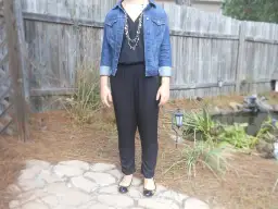 Chaqueta vaquera azul combina perfecto con mono negro. Un look casual y chic.