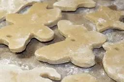 Wycinanki z masy solnej, gotowe do pieczenia. Prosty przepis na masę solną pozwala stworzyć ozdoby.
