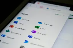 Ekran telefonu z aplikacjami Microsoft Office. Widoczny Excel, który pomoże Ci dowiedzieć się, jak obliczyć udział procentowy w Excelu.