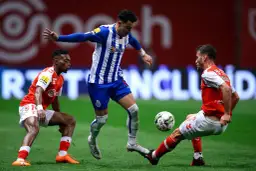 Piłkarze FC Porto walczą o piłkę na boisku w Portugalii.