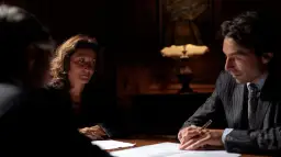 Trois personnes discutent autour d'une table. La question : combien de temps peut-on bloquer une succession ? L'ambiance est sérieuse.