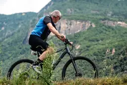 Jak zostać kolarzem MTB: niezbędne umiejętności i wymagania sprzętowe