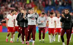 Piłkarze reprezentacji Polski, w tym Robert Lewandowski, dziękują kibicom po meczu z Turcją.