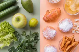 Złe węglowodany: pączki, croissant, frytki, chipsy i popcorn kontra zdrowe warzywa i owoce: ogórki, awokado, jabłko, cytryna, sałata i pietruszka.