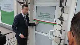 Otwarcie biura poselskiego PiS w Warszawie. Poseł Stefan Krajewski przecina wstęgę.