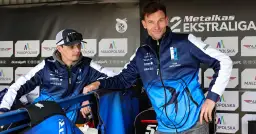 Dwóch zawodników 2. Ekstraligi w kurtkach z logo drużyny Mateja Zagara.