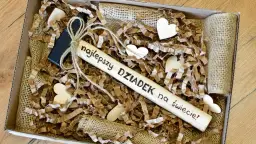 Prezent na dzień babci i dziadka: drewniany młotek z napisem "najlepszy DZIADEK na świecie!", ozdobiony serduszkami.