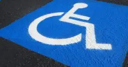Z czego zwalnia karta parkingowa dla niepełnosprawnych i jakie znaki?