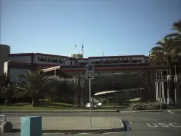 Port lotniczy Genua C. Colombo. W szklanej gablocie stoi zabytkowy samolot.