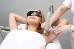 Czy depilacja laserowa boli? Rozwiewamy mity i minimalizujemy dyskomfort