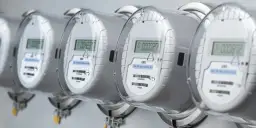 Rząd nowoczesnych liczników energii elektrycznej z cyfrowymi wyświetlaczami.
