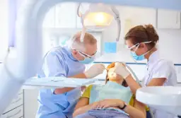 Dentysta to lekarz? Wyjaśniamy status i uprawnienia w Polsce