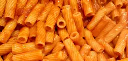 Macarrones rigati cubiertos con una rica salsa de tomate, perfectos para cualquier tipo de salsas para pasta.
