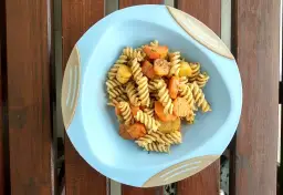 Kolorowy makaron fusilli z marchewką i ziemniakami, idealny pomysł na obiad dla dzieci.