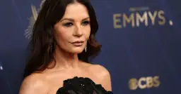 Catherine Zeta-Jones na gali Emmy. Aktorka, której catherine zeta-jones wiek dodaje uroku, prezentuje się olśniewająco w czarnej sukni.