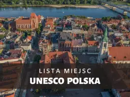 Widok z lotu ptaka na zabytkowe miasto z czerwonymi dachami i rzeką. Napis "Lista Miejsc UNESCO Polska" podkreśla jego znaczenie.