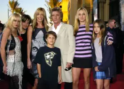 Rod Stewart z rodziną. Na czerwonym dywanie pozuje z dziećmi: córkami i synami.
