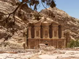Skaliste ruiny Petry, gdzie najlepiej lecieć do Jordanii, by podziwiać starożytną architekturę wykutą w skale.