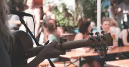  Jak nastroić gitarę w domu - porady dla początkujących i zaawansowanych