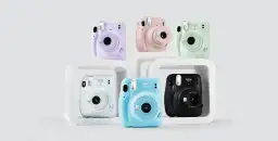 Kolorowe aparaty Instax Mini 11, idealne jako aparat dla dziecka. Różowy, fioletowy, miętowy, niebieski, biały i czarny.