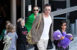Brad Pitt z dziećmi, w tym z córką Vivienne, wychodzi z lotniska.