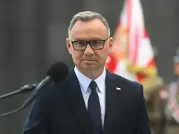 Prezydent Andrzej Duda w garniturze i okularach, z mikrofonem przed sobą. Czy planuje karierę w strukturach międzynarodowych po zakończeniu kadencji?