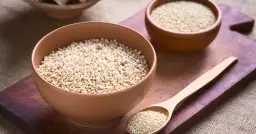 Dwie miseczki i łyżka pełne komosy ryżowej. Czy komosa ryżowa jest zdrowa? Tak, to superfood pełne białka i błonnika.