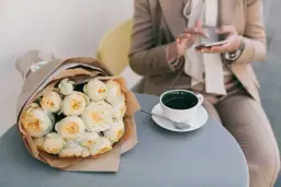 Jaki kolor kwiatów dla księdza wybrać - symbolika i zasady wręczania