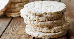 Stos wafli tortowych na drewnianym blacie. Czy wafle tortowe są zdrowe? To pytanie zadaje sobie wiele osób dbających o dietę.