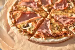 Jak przygotować pieczarki do pizzy, by uniknąć wodnistego smaku