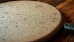 Dlaczego pizza przywiera do kamienia i jak temu zapobiec?