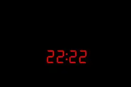 Cyfrowy zegar pokazuje 22:22. Ta godzina, 22.22 znaczenie, często kojarzona jest z równowagą i harmonią.