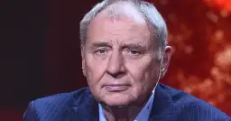 Zbliżenie na twarz Andrzeja Grabowskiego w granatowej marynarce. Wiele osób zastanawia się, andrzej grabowski ile ma lat.