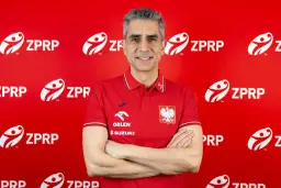 Trenerzy reprezentacji Polski w piłce ręcznej, w tym nowy selekcjoner, pozują na tle czerwonej ściany z logo ZPRP.