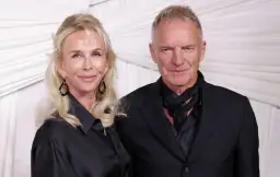 Sting i jego żona Trudie Styler w czarnych strojach. Sting zona, elegancka para na tle białej tkaniny.