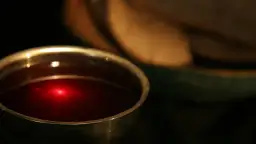Kielich z winem i chlebem na mszy. Ile intencji może być na jednej mszy?