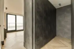 Nowoczesna ściana działowa z betonu architektonicznego i drewna.