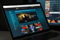 Ekran laptopa z otwartą stroną Steam. Widoczne gry, promocje i menu. Pomocne, gdy zastanawiasz się, jak odzyskać konto Steam.